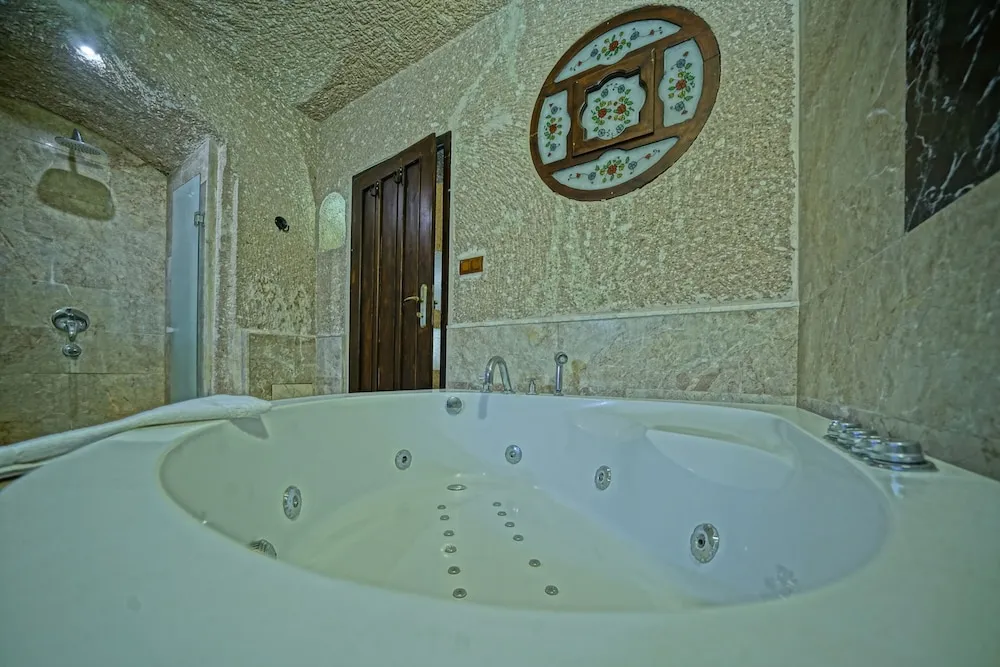 Premium King Cave Suite