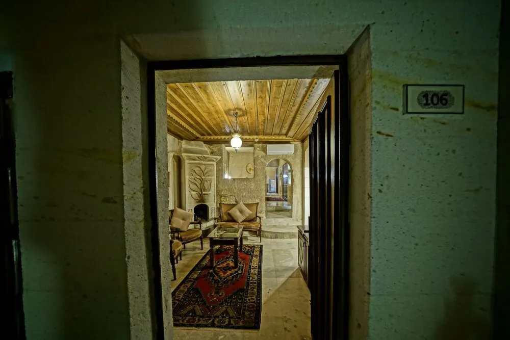 Premium King Cave Suite