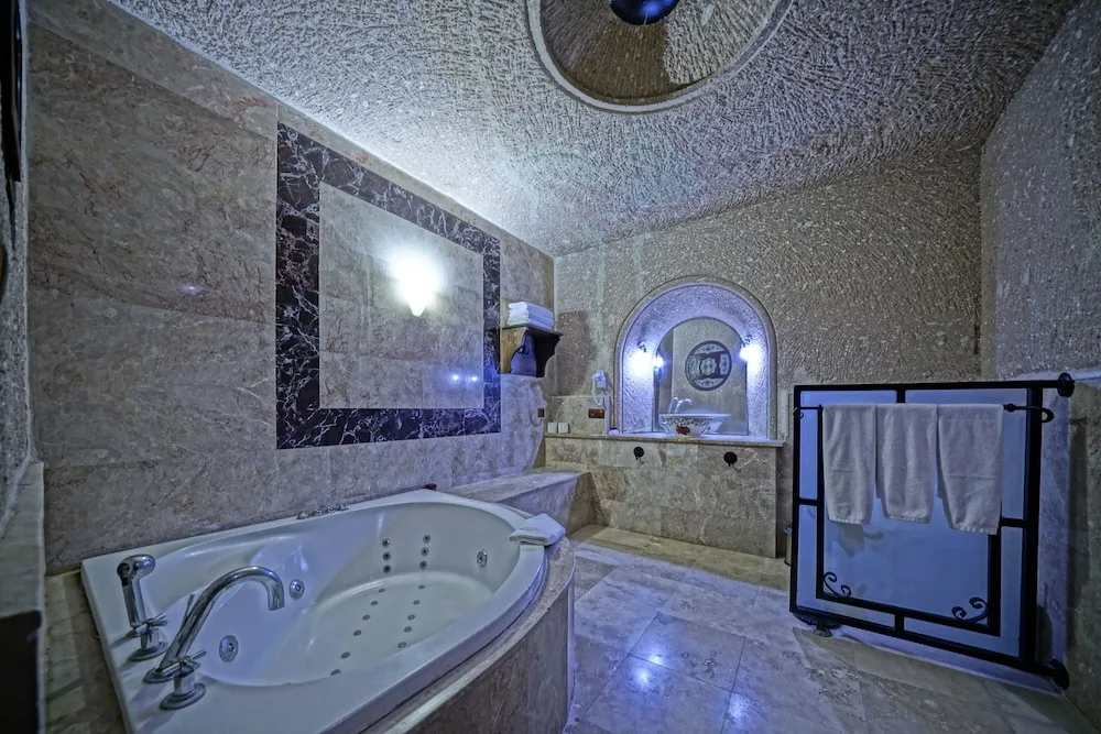 Premium King Cave Suite