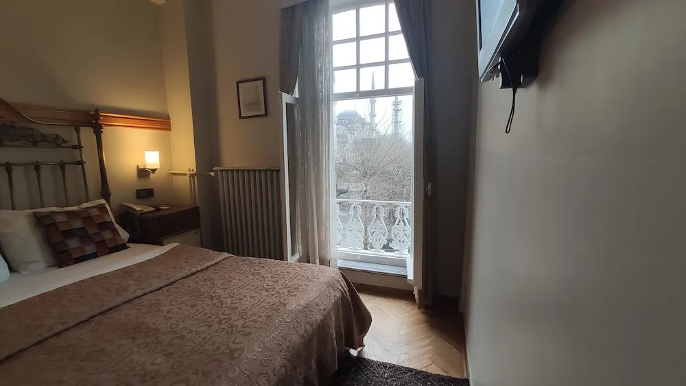 Tek Büyük Yataklı Oda, Köşe