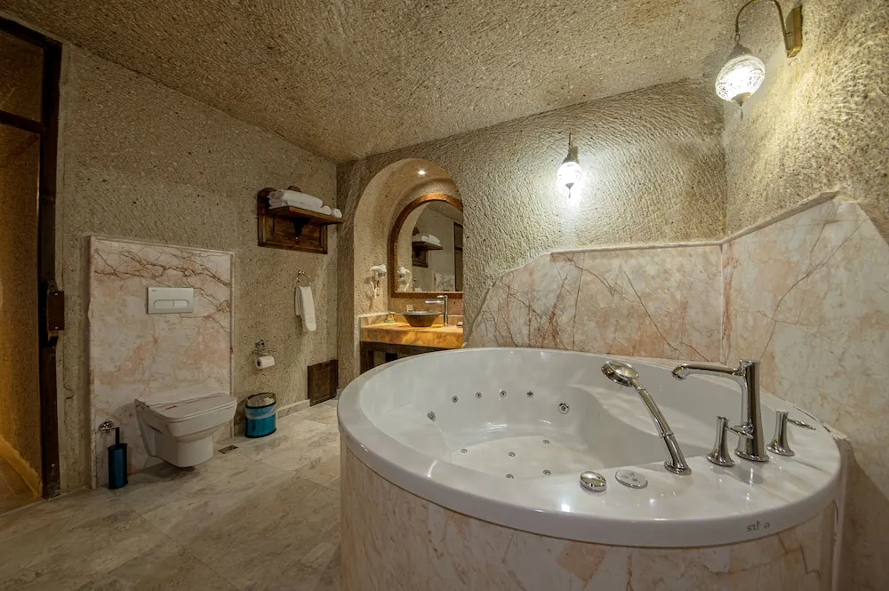 Deluxe Cave Suite