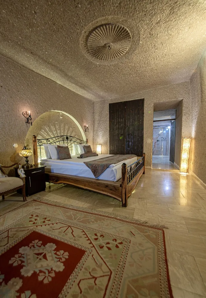 Deluxe Cave Suite
