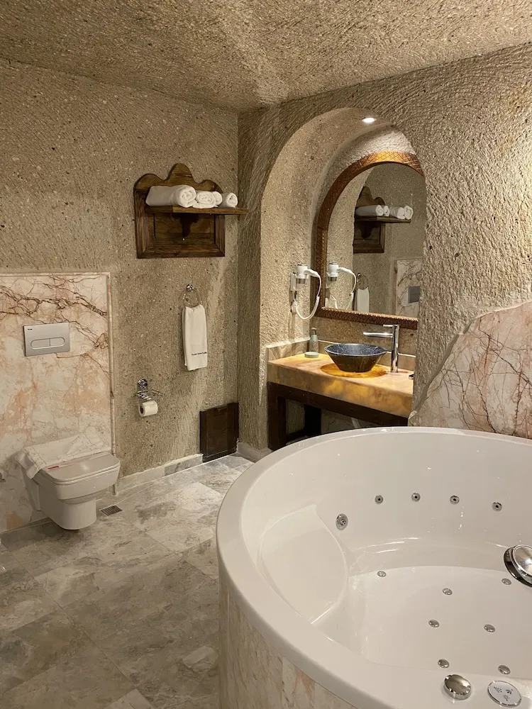 Deluxe Cave Suite
