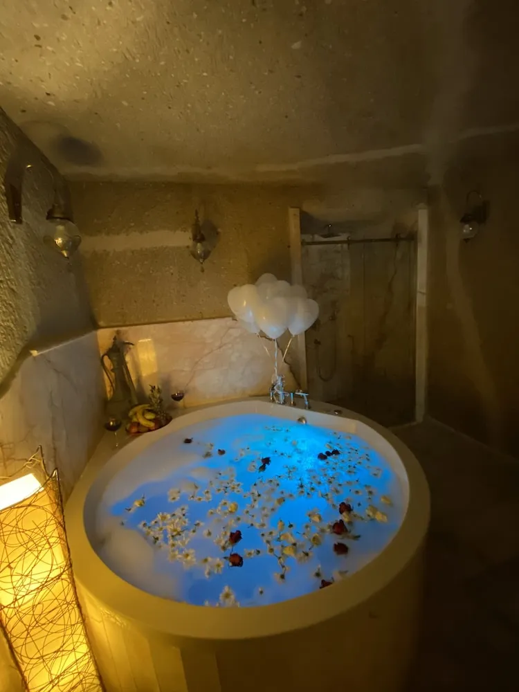 Deluxe Cave Suite