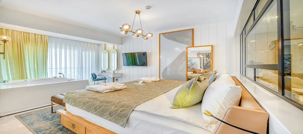 Deluxe King Room with Jacuzzi Sea View