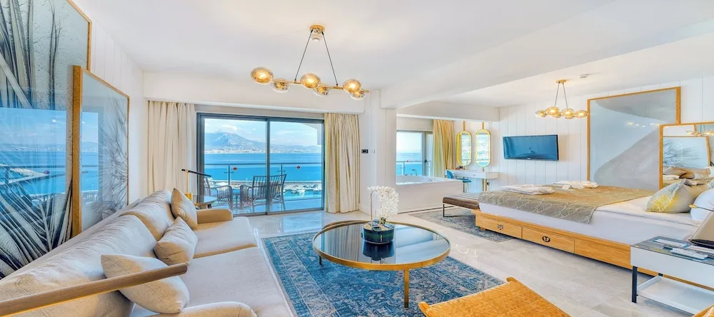 Deluxe King Room with Jacuzzi Sea View