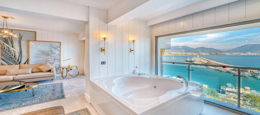 Deluxe King Room with Jacuzzi Sea View