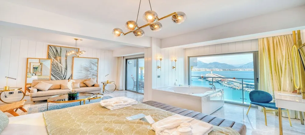 Deluxe King Room with Jacuzzi Sea View