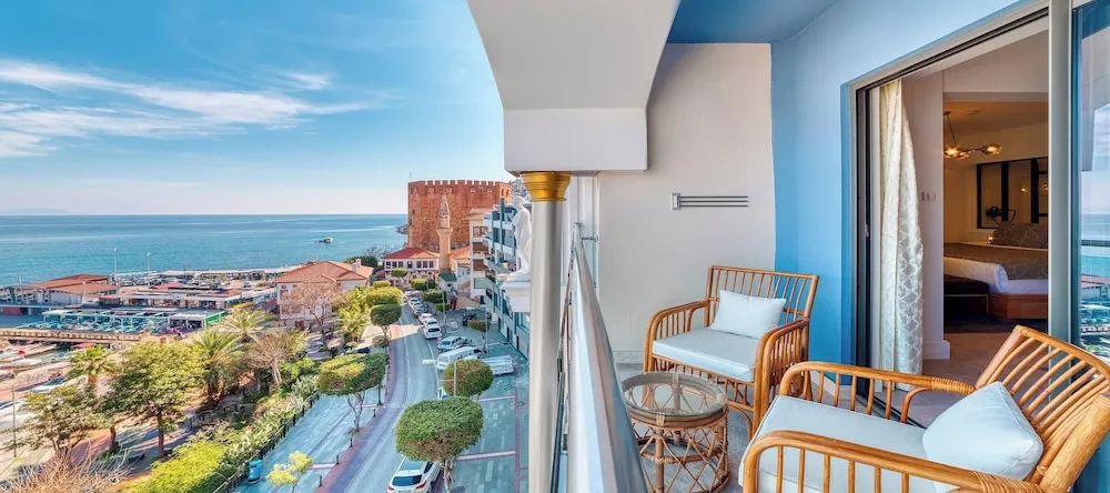 Deluxe King Room with Jacuzzi Sea View