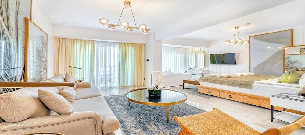Deluxe King Room with Jacuzzi Sea View