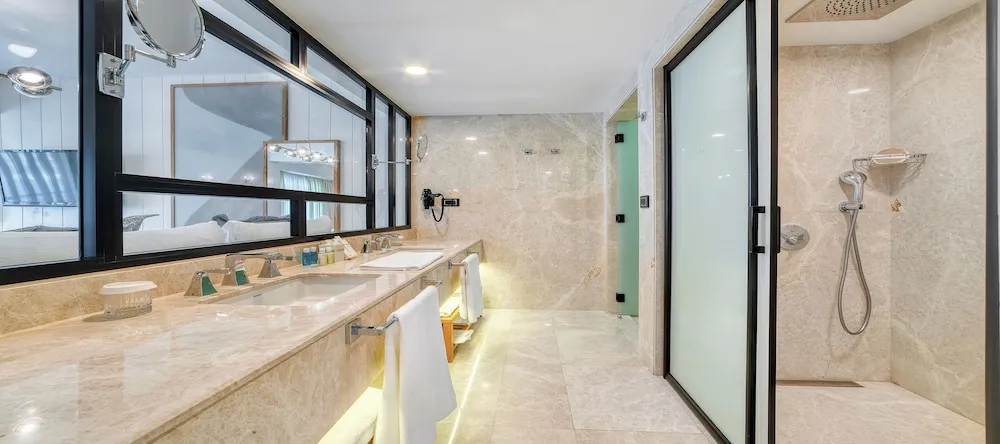 Deluxe King Room with Jacuzzi Sea View