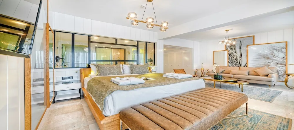 Deluxe King Room with Jacuzzi Sea View