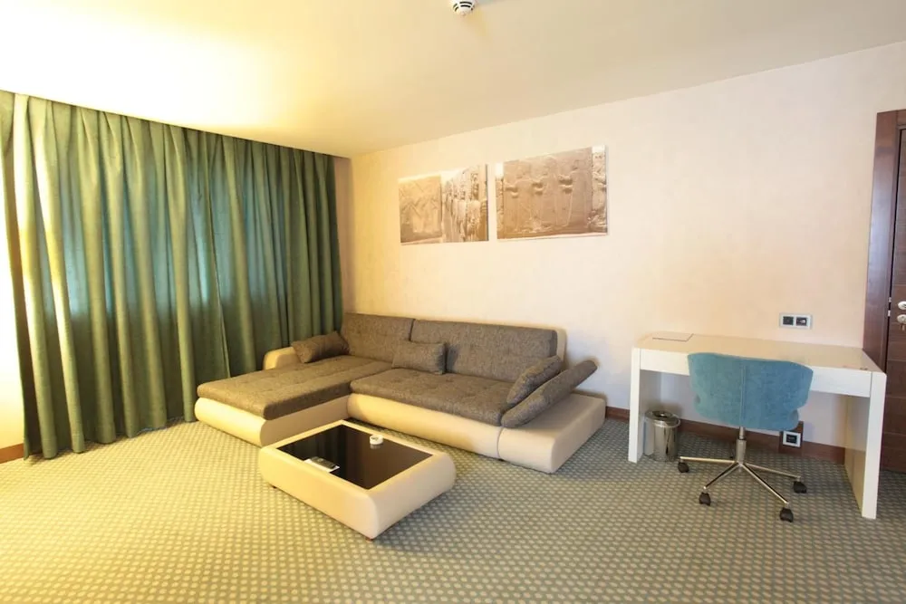 Üç Kişilik Oda, Şehir Manzaralı