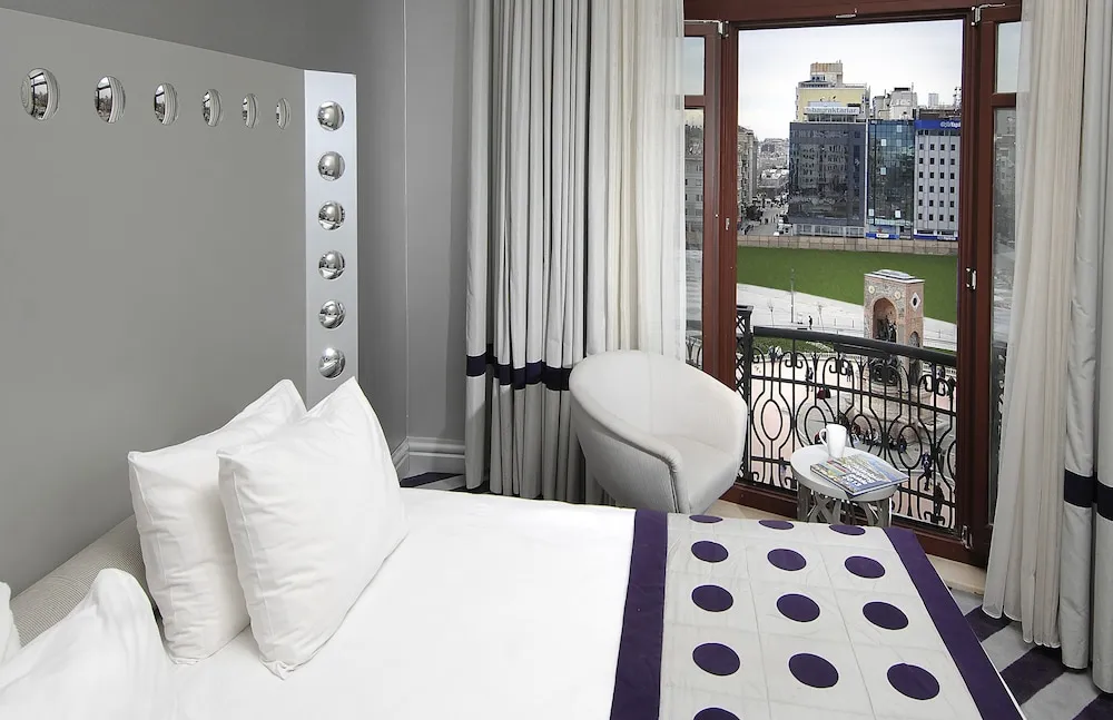 Superior Tek Büyük veya İki Ayrı Yataklı Oda