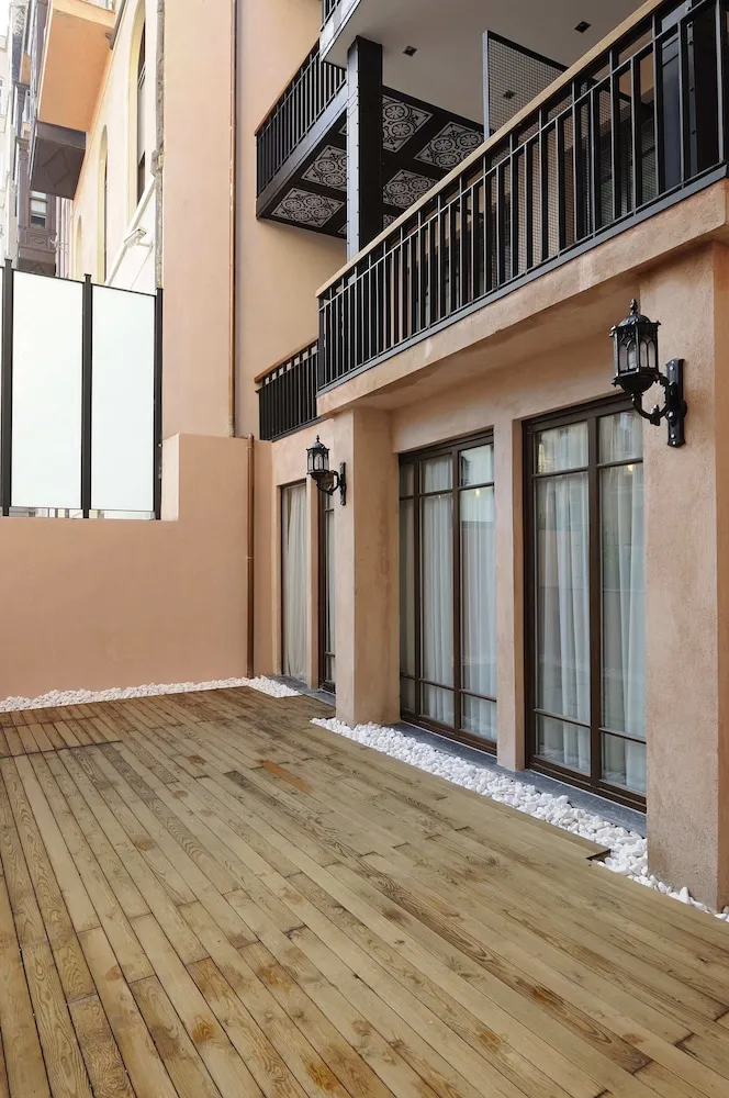 Garden Suite, Patio