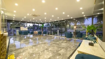 Leaf Port Hotel
