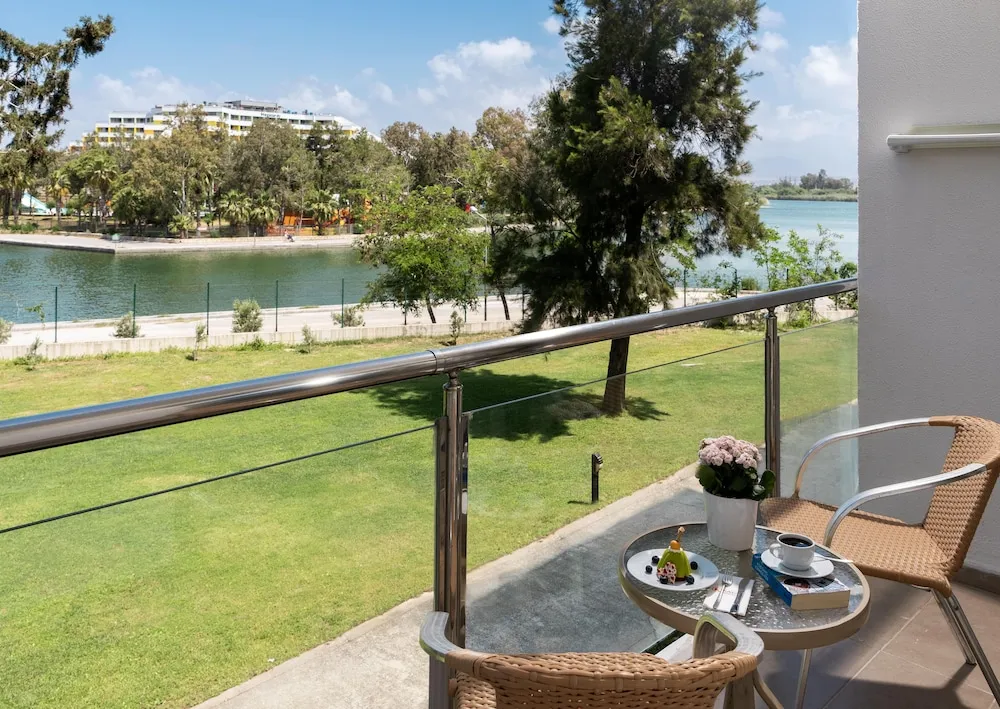 Superior Oda, Göl Manzaralı