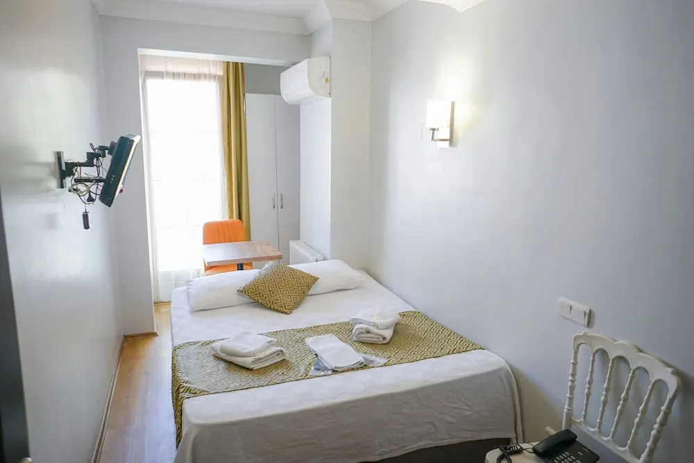 Ekonomik Meydan Manzarali Oda