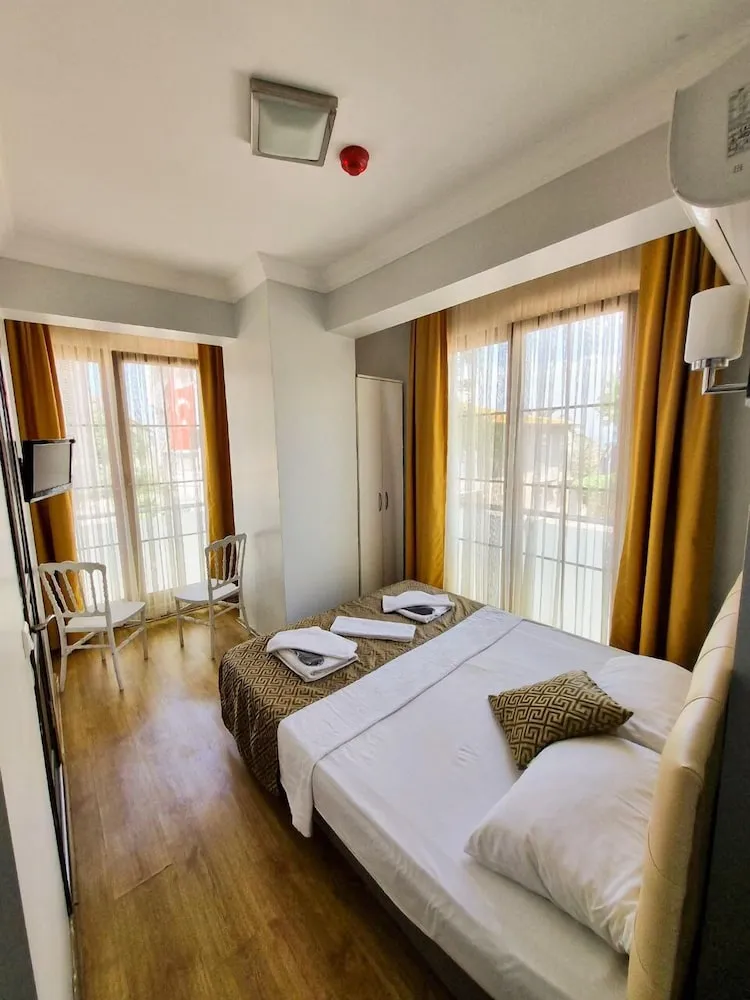 Standart Meydan Manzarali Oda