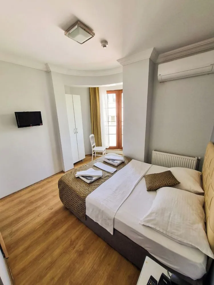 Standart Meydan Manzarali Oda