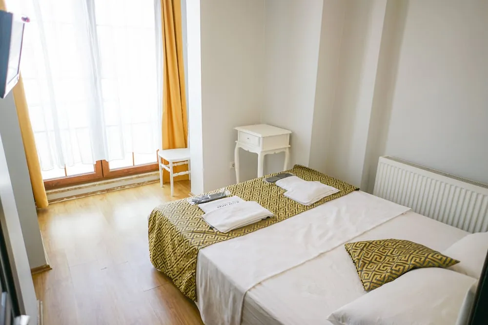Standart Meydan Manzarali Oda