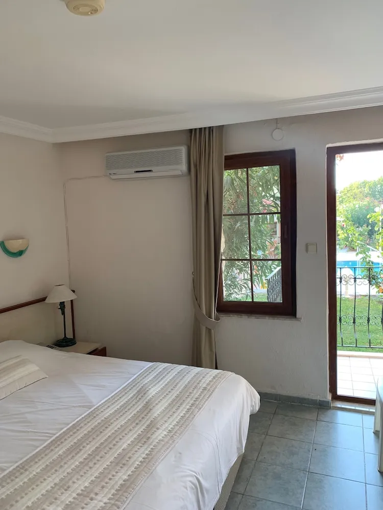 Deluxe Tek Büyük Yataklı Oda, Havuz Manzaralı