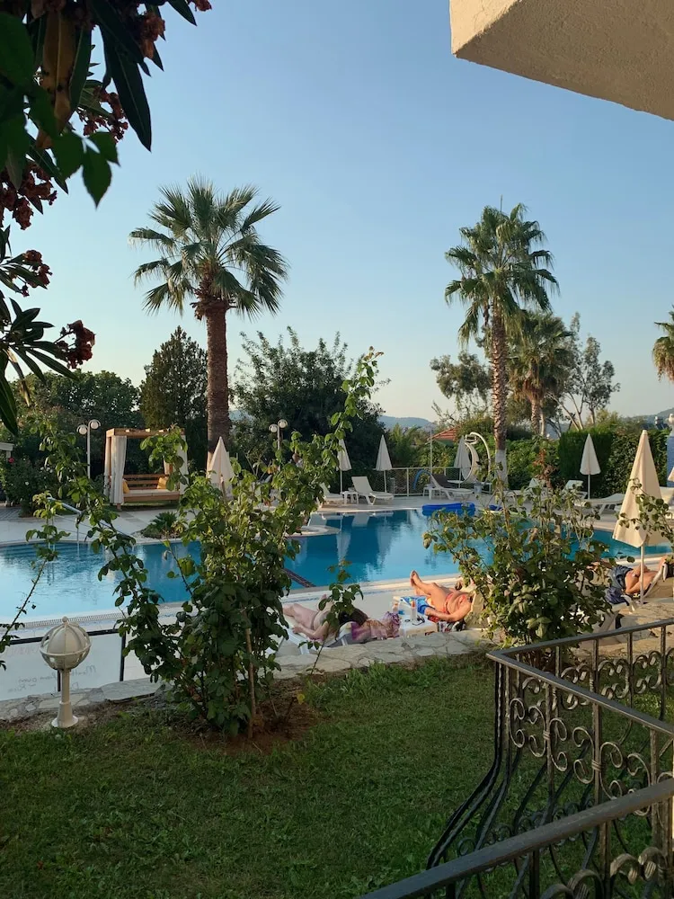 Deluxe Tek Büyük Yataklı Oda, Havuz Manzaralı