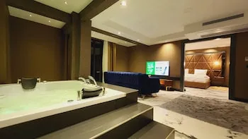 Ayatoure Hotel