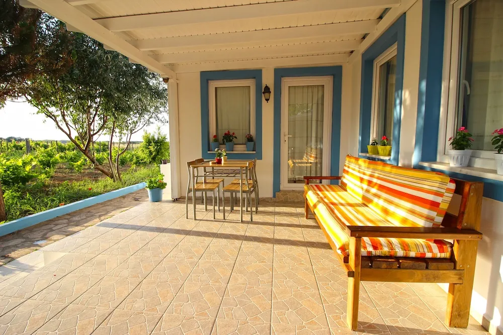 Standard Dört Kişilik Oda, Bahçe Manzaralı