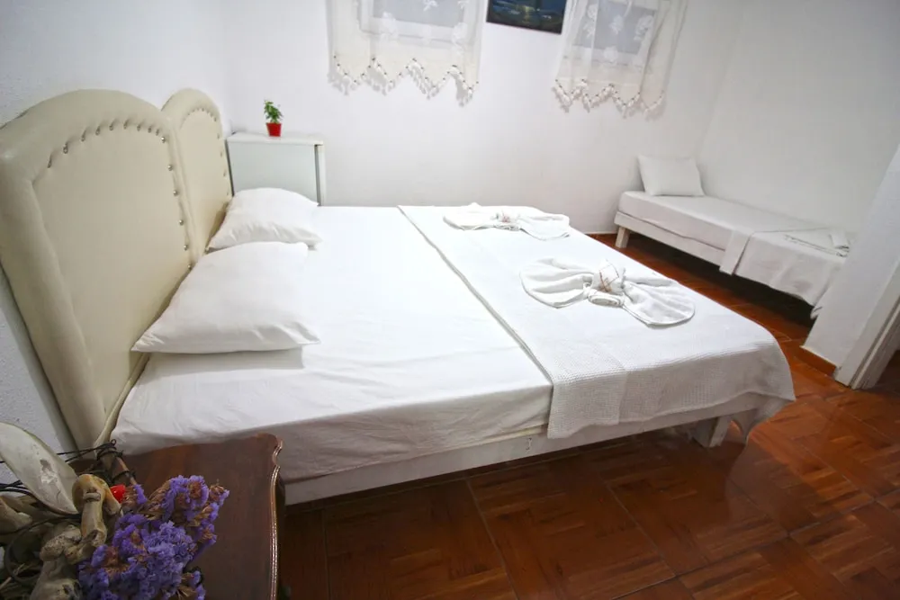 Economy Triple Room, Basement Floor