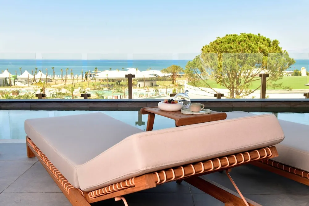 Corner Swim Up Suite Sea View