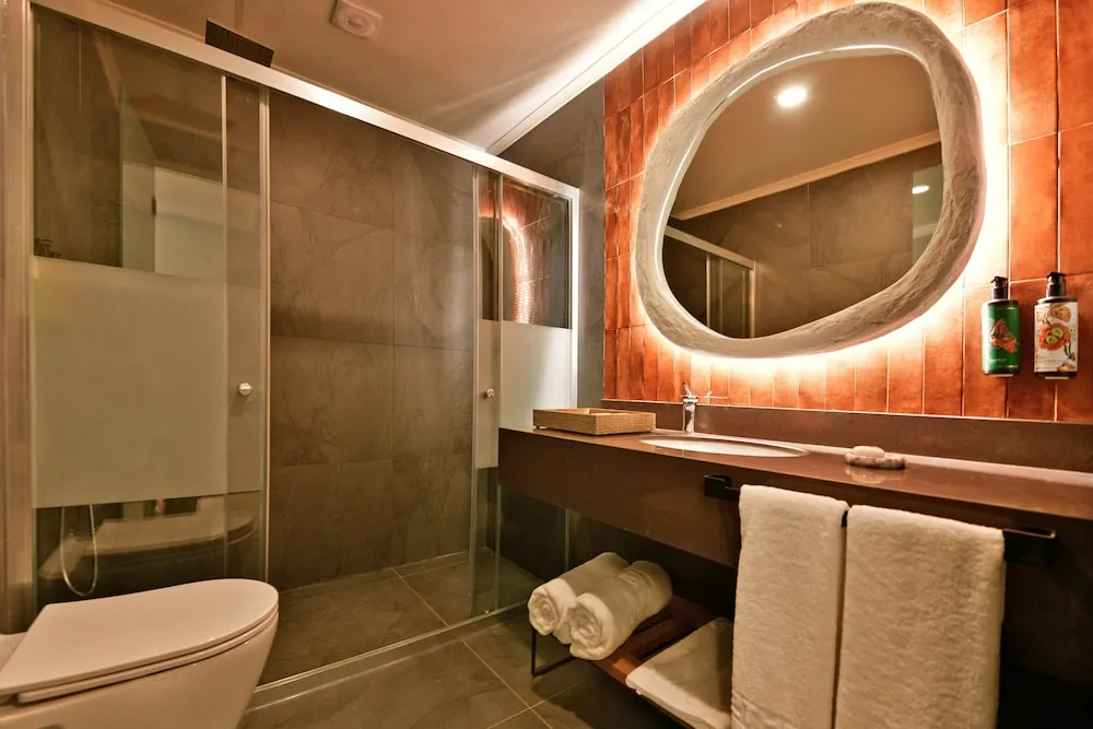 Corner Swim Up Suite Sea View