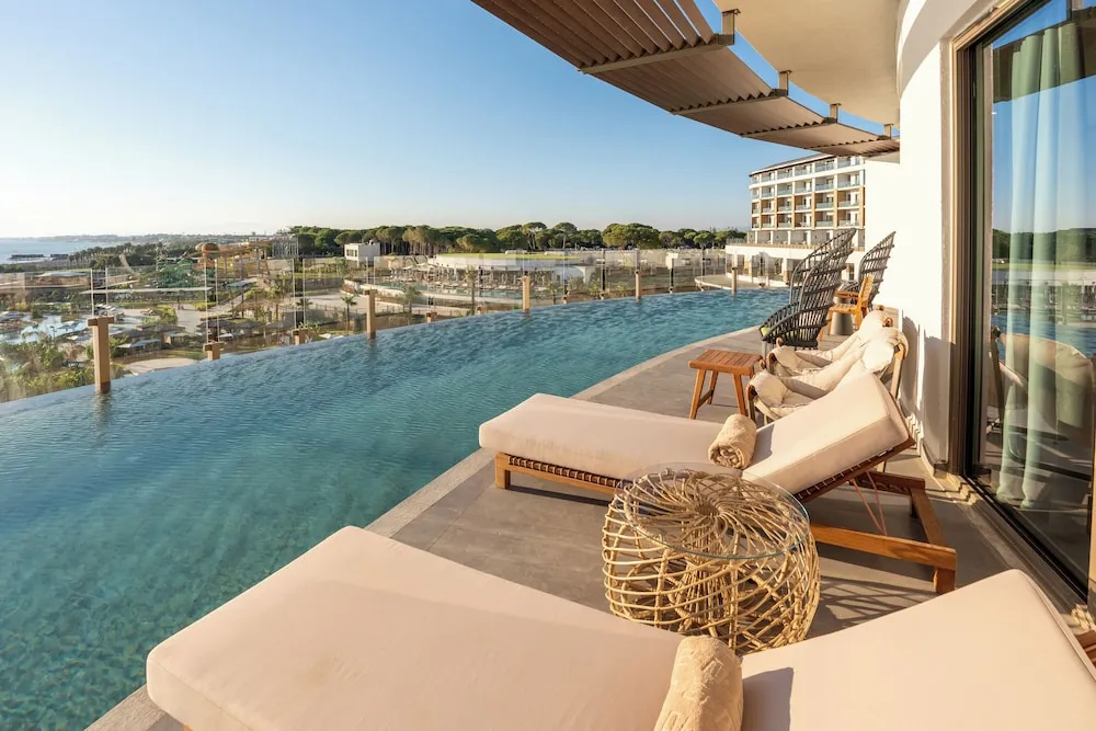 Corner Swim Up Suite Sea View