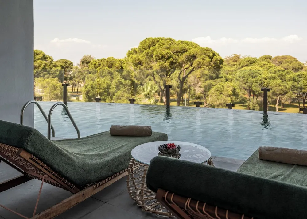 Corner Swim Up Suite Sea View