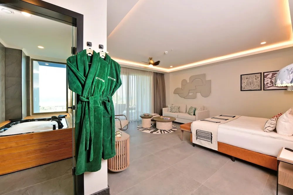 Superior Whirlpool Room Swim Up Forest View