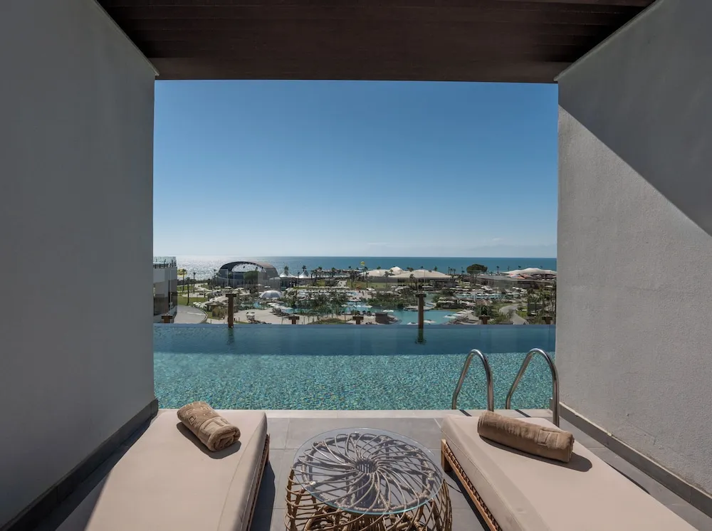 Deluxe swim up sea view