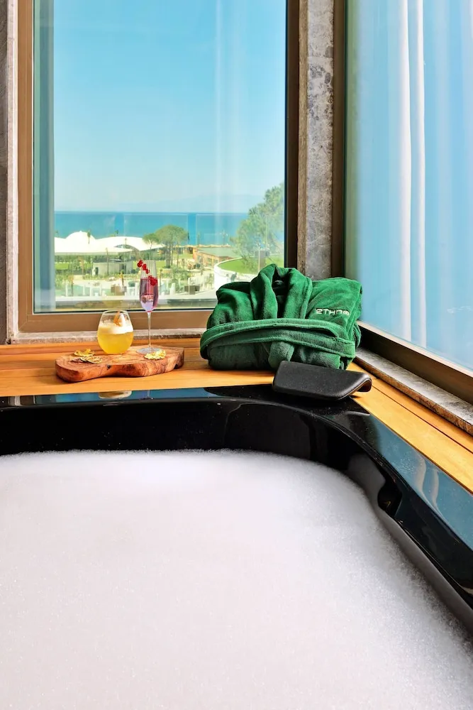 Superior Whirlpool Room Swim Up Sea View