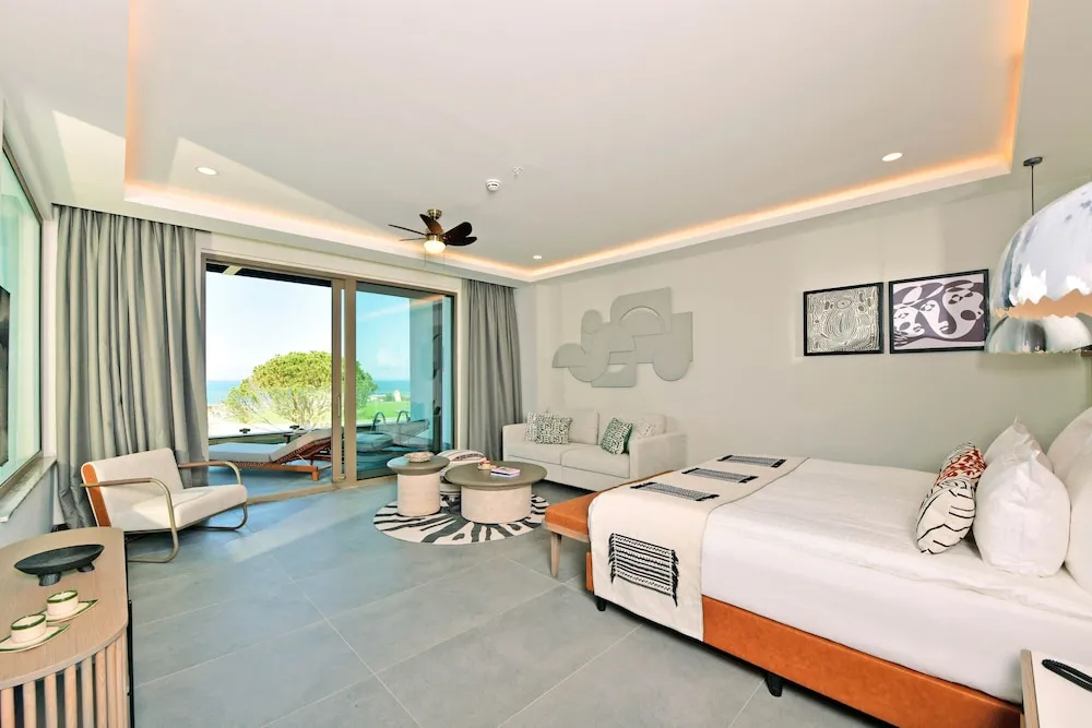 Superior Whirlpool Room Swim Up Sea View