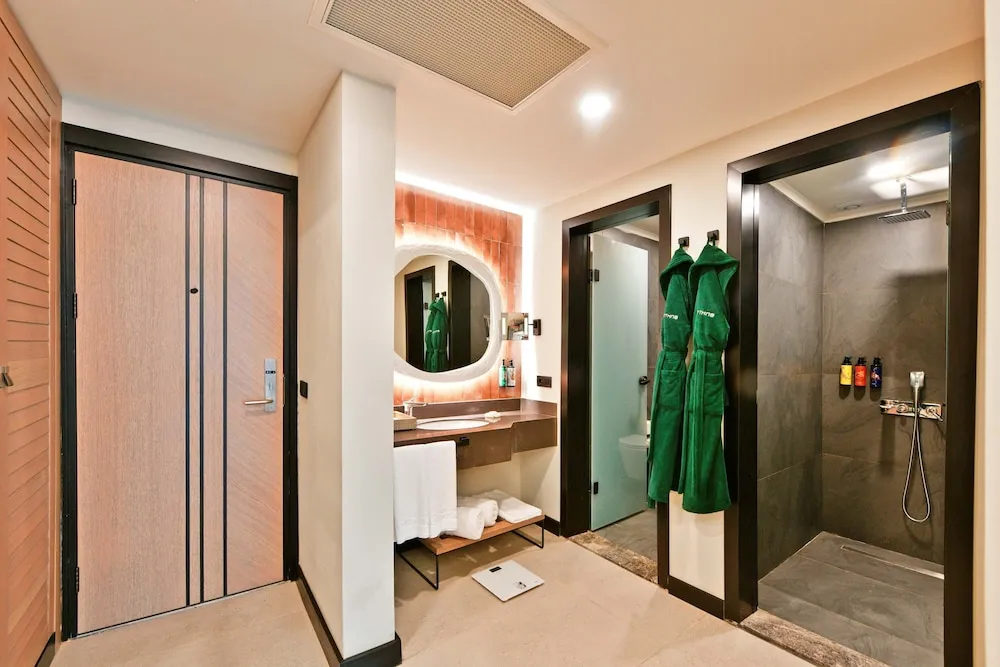 Corner Swimup Suite Forest View