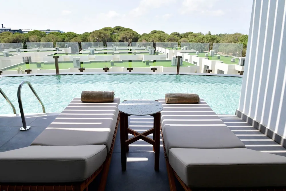 Deluxe swim up forest view