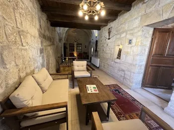 Castle Cave Hotel
