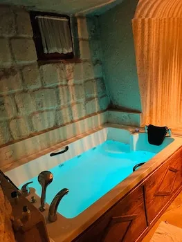 Castle Cave Hotel