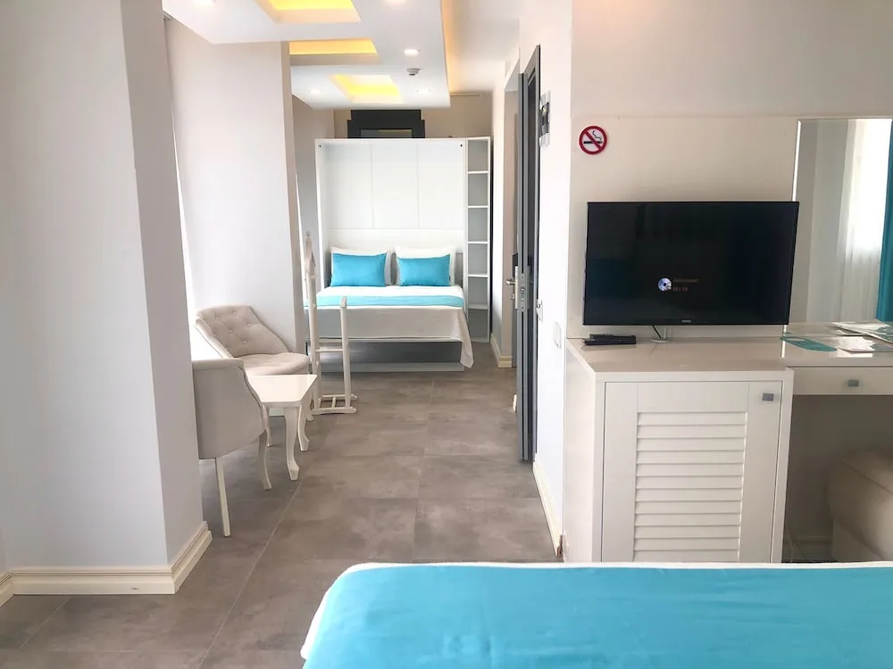 Family Room,Multiple Beds,Pool View
