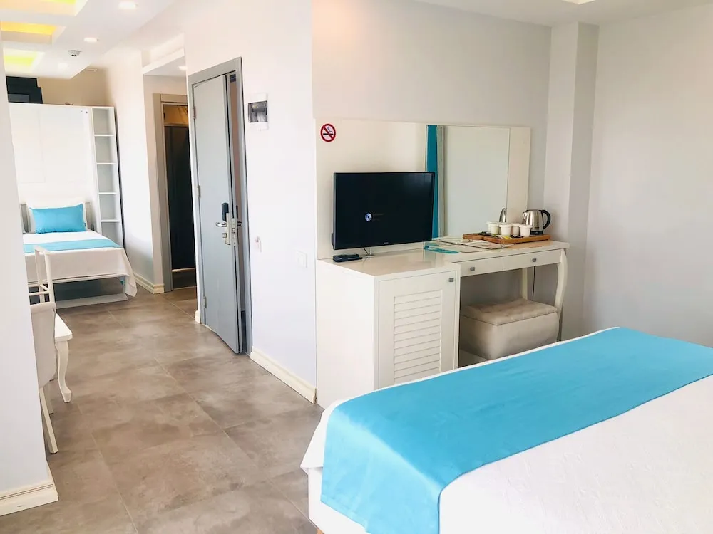 Family Room,Multiple Beds,Pool View