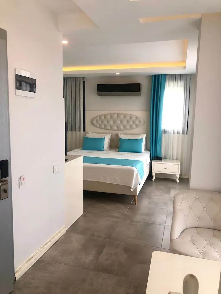 Family Room,Multiple Beds,Pool View