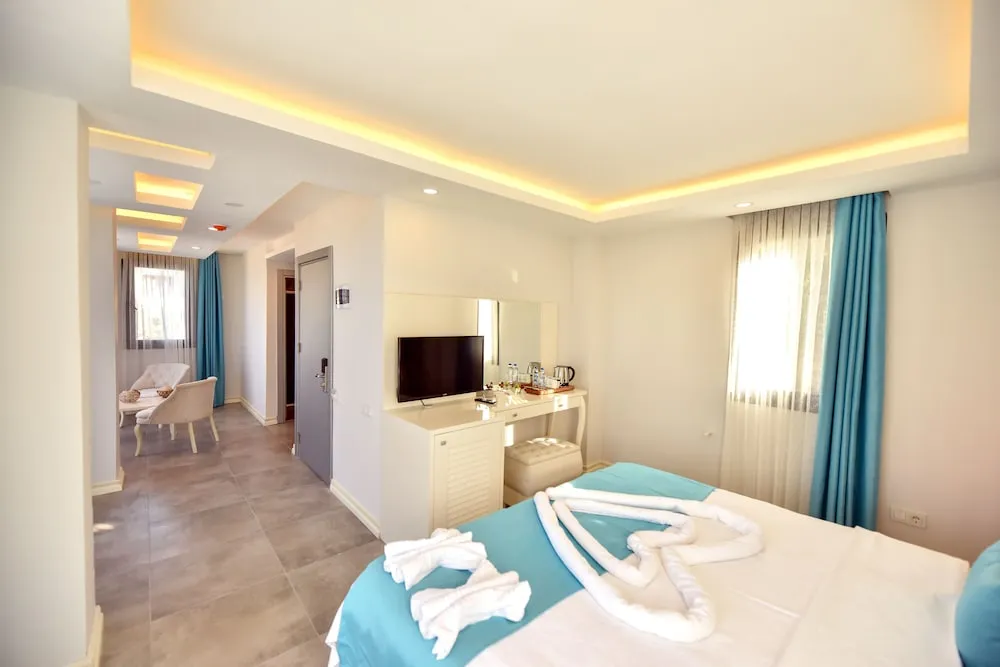 Family Room,Multiple Beds,Pool View