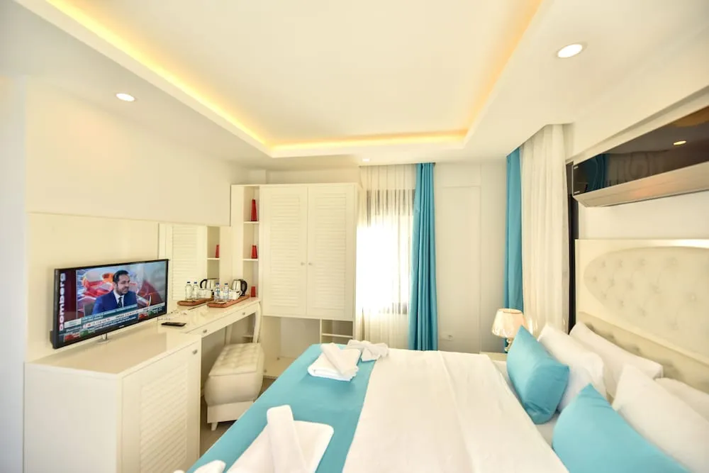 Family Room,Multiple Beds,Pool View