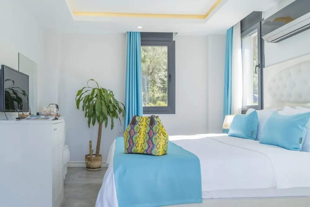 Family Room,Multiple Beds,Pool View