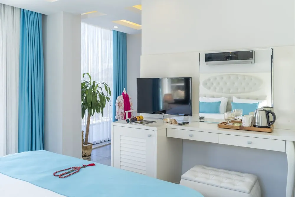 Deluxe Üç Kişilik Oda, Havuz Manzaralı