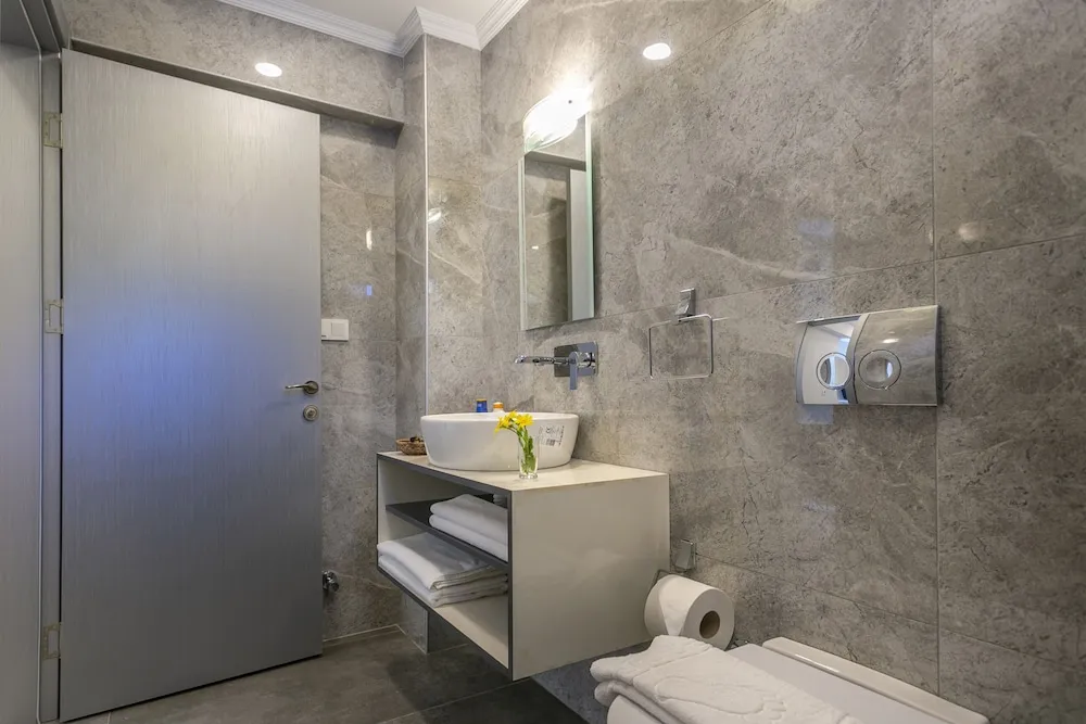 Deluxe Üç Kişilik Oda, Havuz Manzaralı